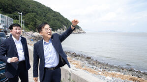 김윤덕, 가덕도신공항 현장 방문&hellip;"신속한 재추진 방안 찾겠다"