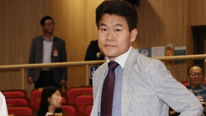 경찰, '대선 앞 이 대통령 발언 왜곡 혐의' 고발된 전한길 조사