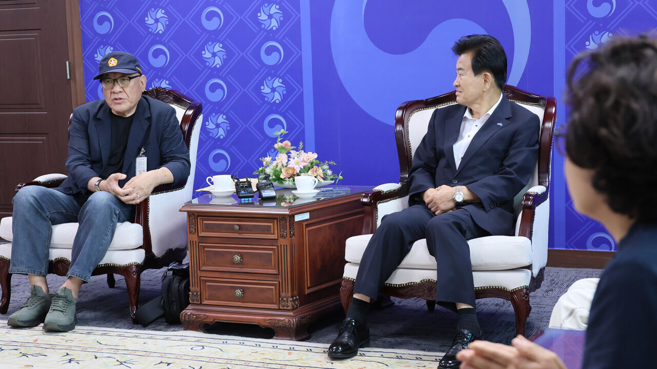 "생사 확인만이라도" 통일장관에 무릎 꿇은 납북자 가족