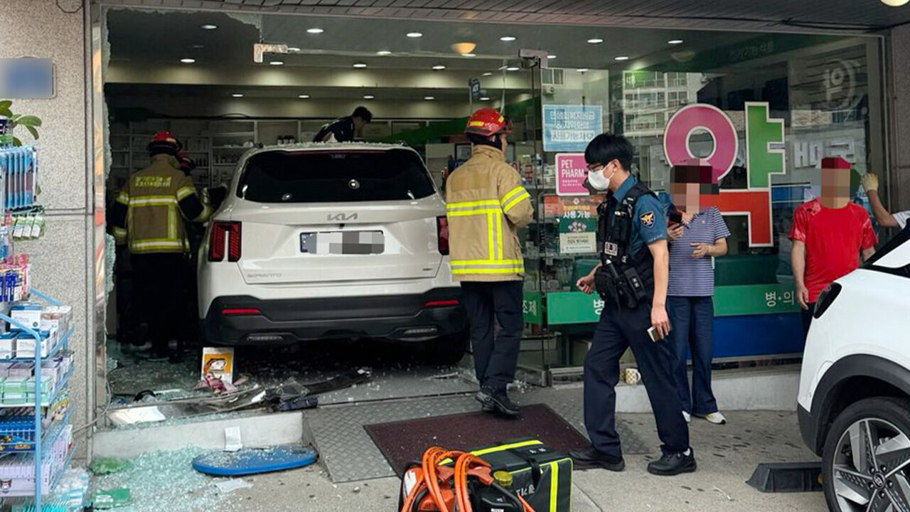 60대가 몰던 차량 상가건물로 돌진…60대 약사 심정지