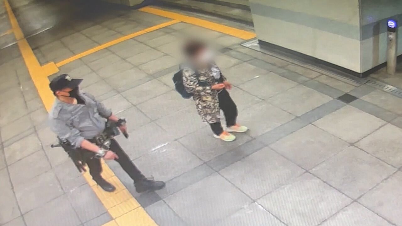 테이저건 차고 기웃…"명찰 없는데?" 코스프레 회원이었다
