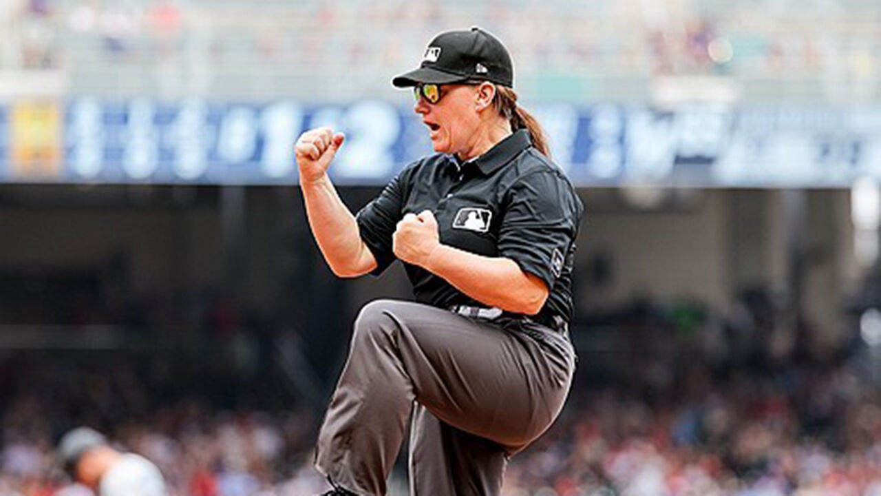MLB 150년 만에 최초 여성 심판 파월, 1루심으로 역사적인 데뷔