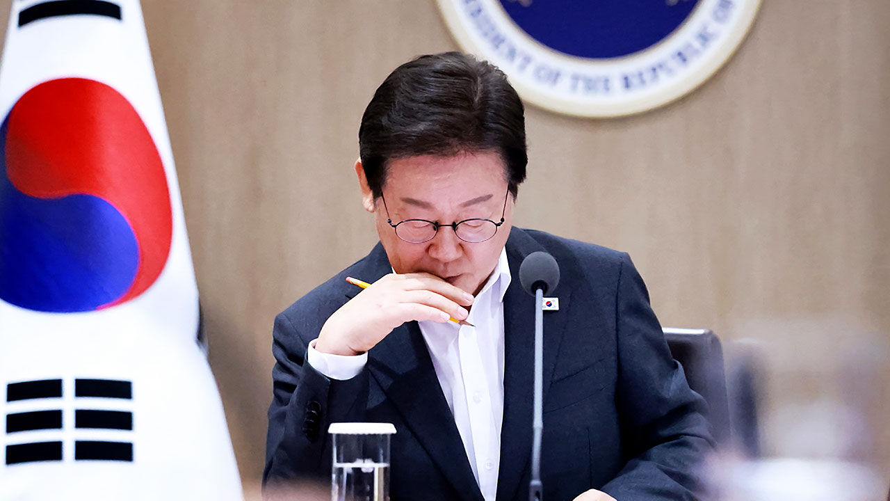 이 대통령 국정지지율 56.5%…취임 후 최저 [리얼미터]