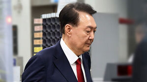 법무부 "윤, 실명 위기 아냐&hellip;수갑 착용도 통상의 조치"