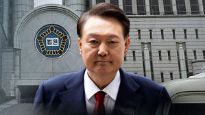 윤 내란재판 2주 만에 재개…오늘도 불출석 유력