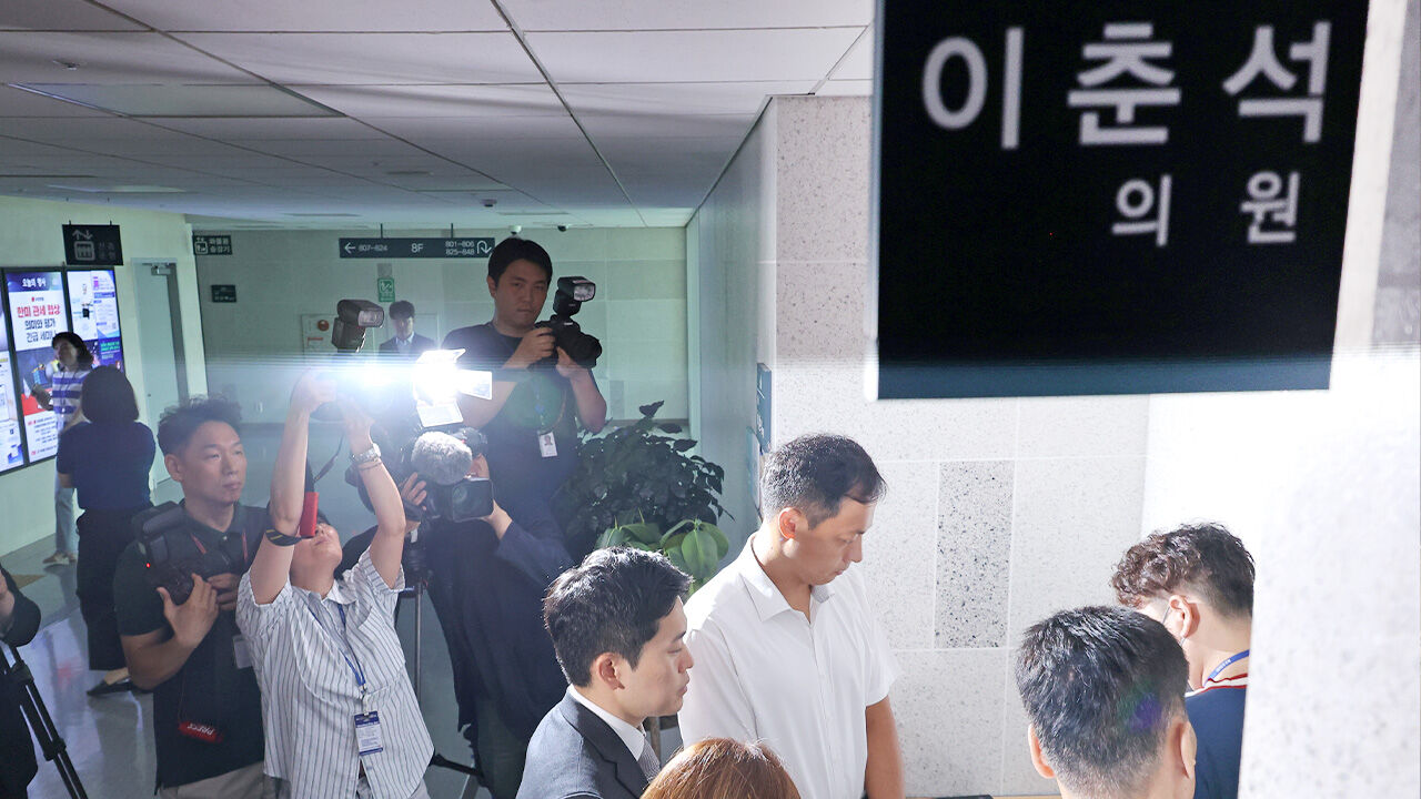 경찰, 이춘석 출국금지…'주식 차명거래' 전방위 압수수색