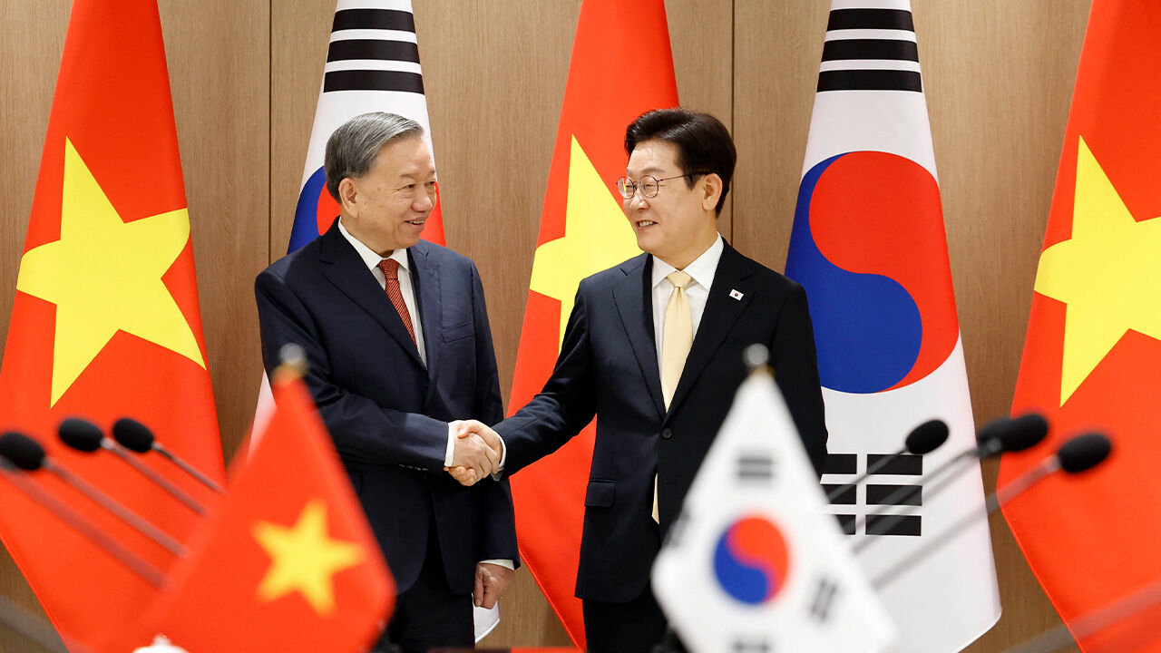 한·베트남 정상회담…이 대통령 "매우 중요한 이웃 국가"