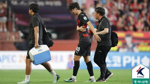 포항 기성용, 갈비뼈 미세 골절&hellip;회복에 최소 2주 전망