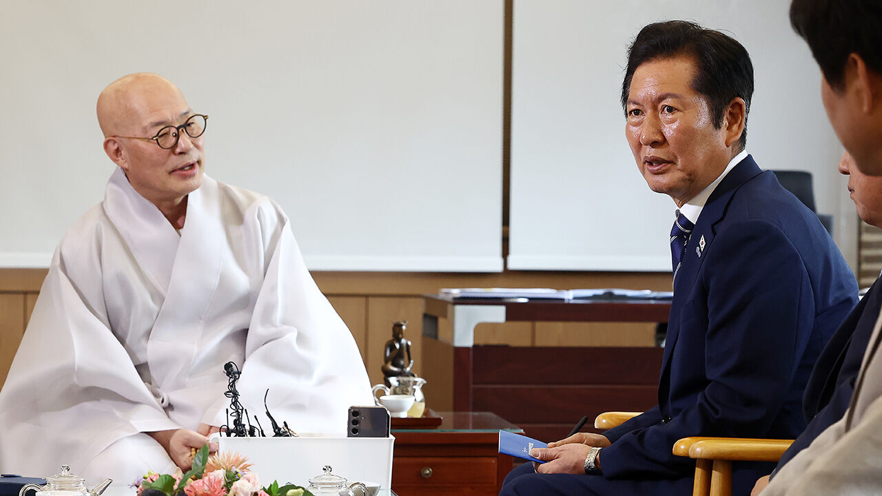 진우스님 "국민 전체를 보시길"…정청래 "머슴 노릇 잘하겠다"