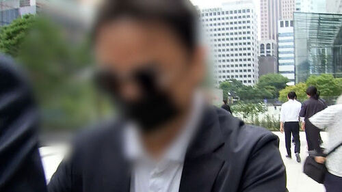 "명품 시계 사서 직접 전달"…로봇개 사업 의혹