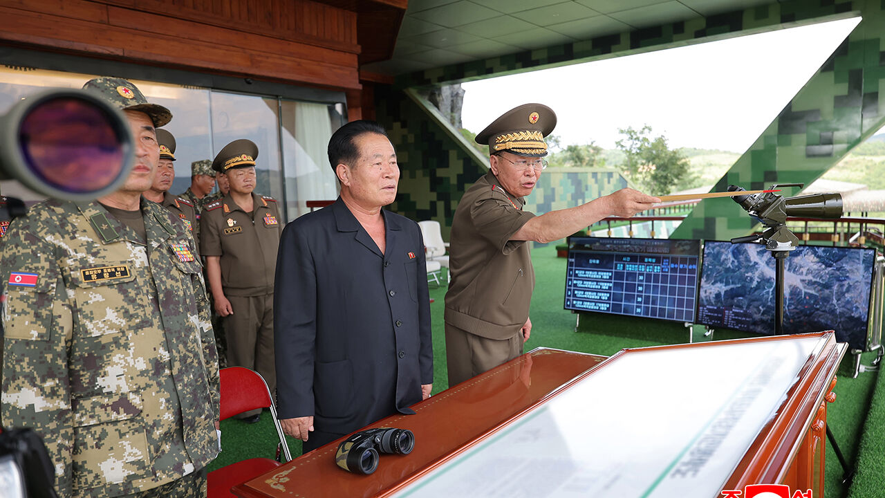 북 포병부대 사격훈련에 김정은 이례적 불참