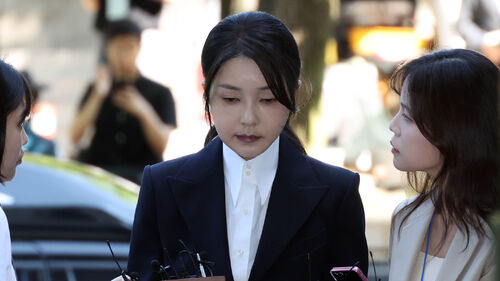 "아무 것도 아닌 사람" 김건희, 구속심사선 무표정 침묵