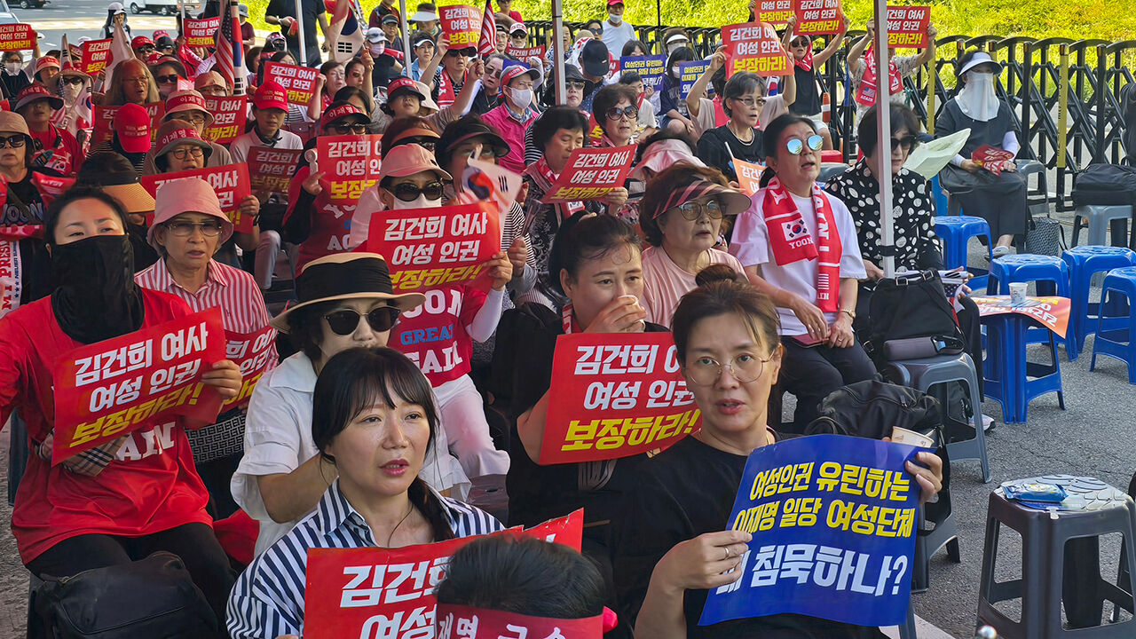 "각하 이어 여사까지 집어넣나" 서초동 모인 윤 지지자들