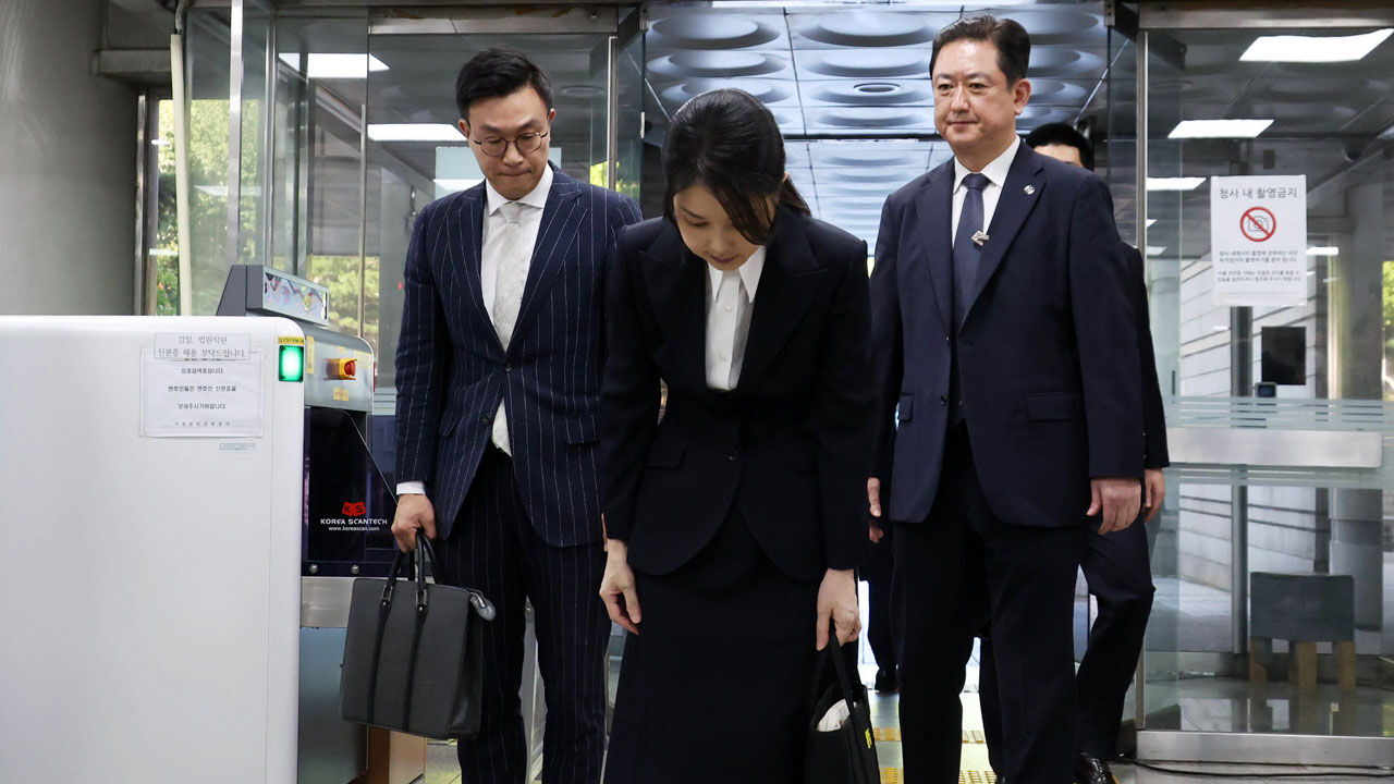 윤석열 전 대통령 부인 김건희 여사가 12일 구속 전 피의자 심문(영장실질심사)을 받기 위해 서울 서초구 서울중앙지법에 출석하고 있다. (사진=연합뉴스)