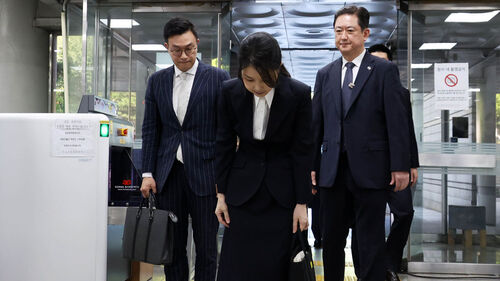 윤석열 전 대통령 부인 김건희 여사가 12일 구속 전 피의자 심문(영장실질심사)을 받기 위해 서울 서초구 서울중앙지법에 출석하고 있다. (사진=연합뉴스)