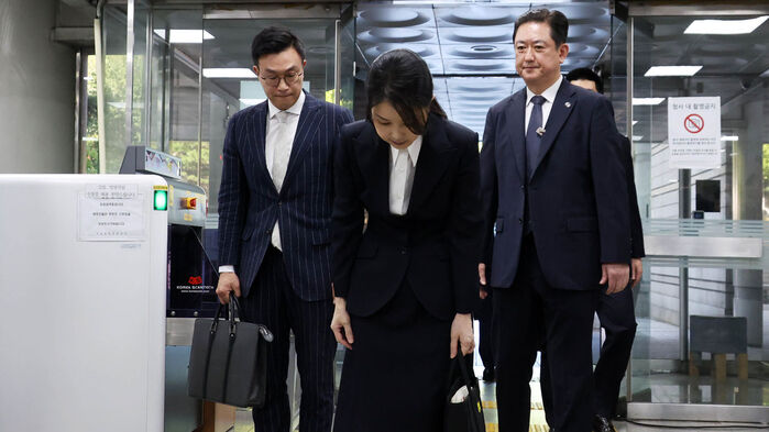 윤석열 전 대통령 부인 김건희 여사가 12일 구속 전 피의자 심문(영장실질심사)을 받기 위해 서울 서초구 서울중앙지법에 출석하고 있다. (사진=연합뉴스)