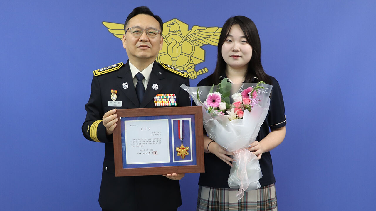 길에서 쓰러진 50대 심폐소생술로 살린 고등학생에 소방 표창장