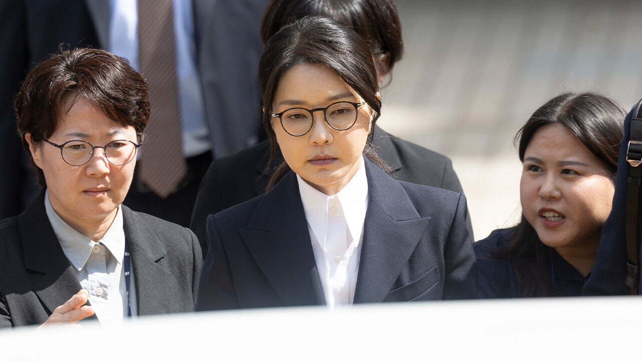 '묵묵부답' 호송차로…김건희 구속심사 4시간여 만에 끝