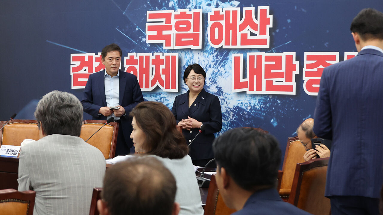 조국혁신당 지도부 임기 단축 결정…'조국 체제' 복귀 수순