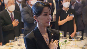 [단독] 목걸이뿐 아니었다…"사위 인사청탁하며 귀걸이·브로치도"