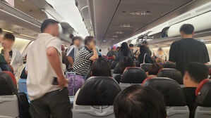 '인천공항'이랬는데 김포 착륙…승무원도 "여기 어디냐"