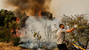 불타오르는 남유럽&hellip;산불 확산에 주민&middot;관광객 수천 명 대피