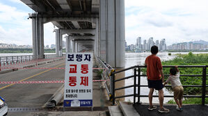 한강 수위 상승으로 서울 잠수교 보행자 통행 통제