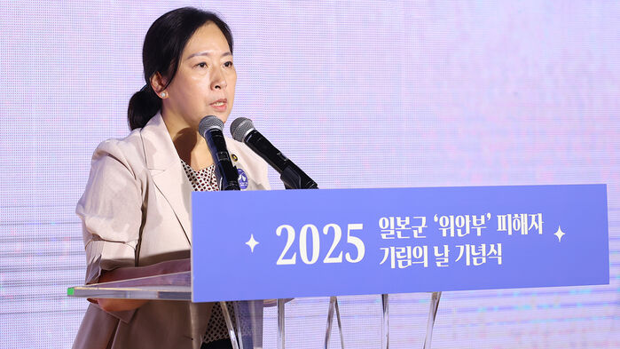신영숙 여성가족부 장관 직무대행 차관이 14일 서울 중구 안중근의사기념관에서 열린 2025 일본군 '위안부' 피해자 기림의 날 기념식에서 기념사를 하고 있다.