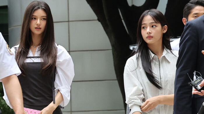 뉴진스의 다니엘(왼쪽)과 민지가 14일 서울 서초구 서울중앙지방법원에서 열린 전속계약 유효확인 소송 1심 조정을 위해 법원으로 들어서고 있다. (사진=연합뉴스)