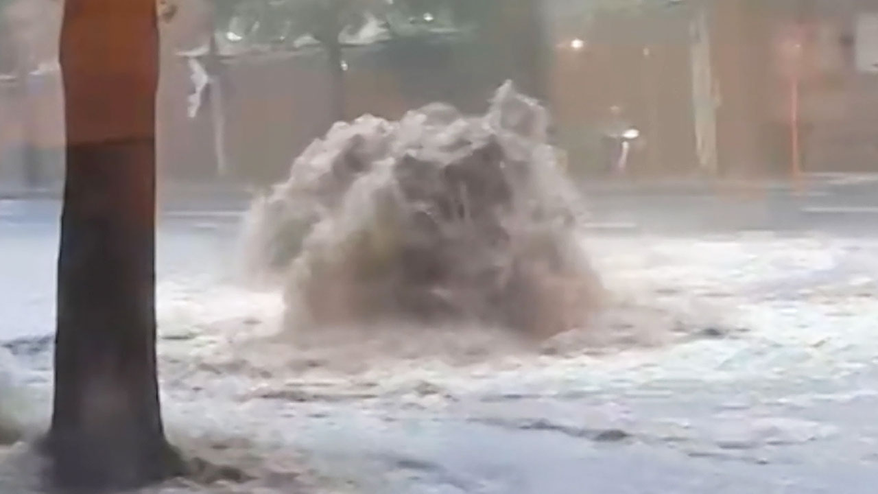  폭포보다 빨라 …들이닥친 흙탕물에 책상 위서 '둥둥'