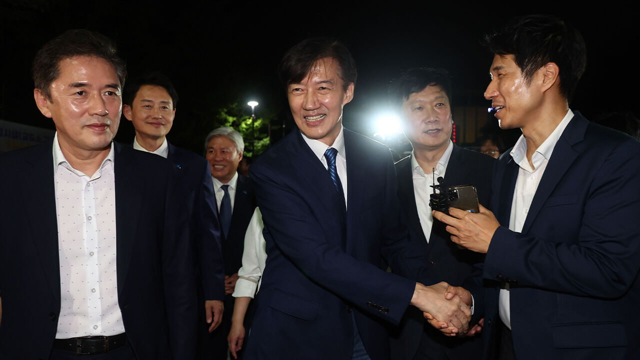 조국혁신당 조국 전 대표가 15일 서울 구로구 남부교도소에서 광복절 특별사면·복권 조치로 출소하며 지지자들과 인사하고 있다.