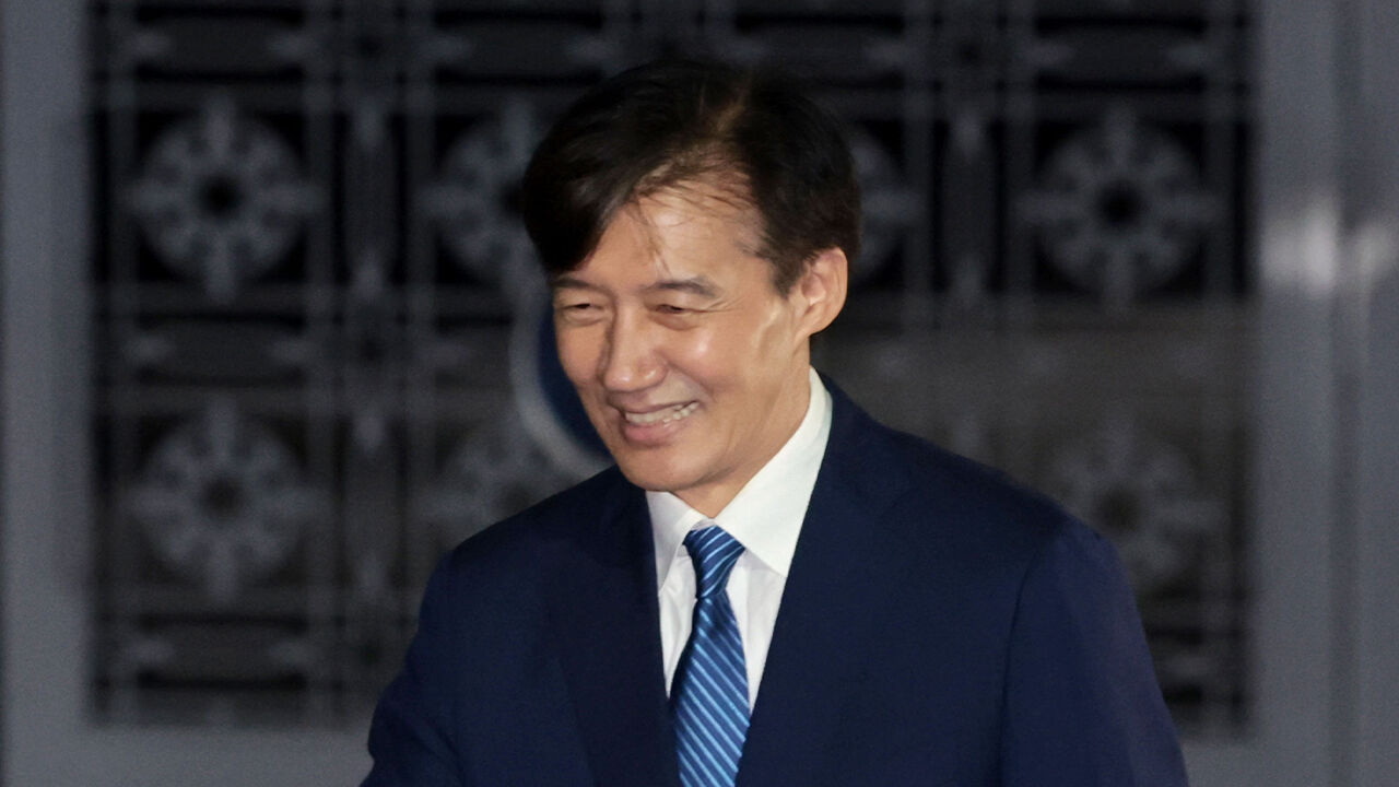 '출소 이틀째' 조국, SNS에 찌개 영상에 책 사진까지