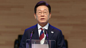 이 대통령 "자유&middot;권리 되찾은 날&hellip;'북한 흡수통일' 없다"