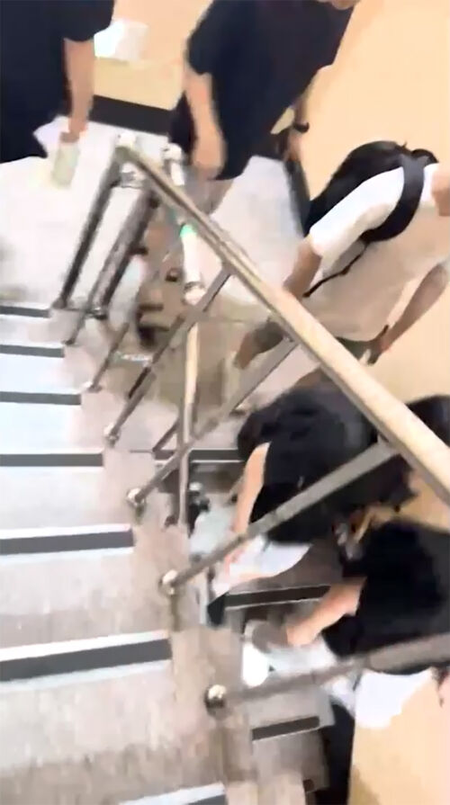 경기 수원 영통구 소재 패스트푸드점 건물 폭발물 신고로 대피하는 10대 학생들