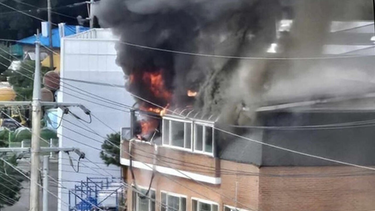 "옷에 불붙은 채 추락"…화성 주택 화재로 60대 중국인 남성 숨져