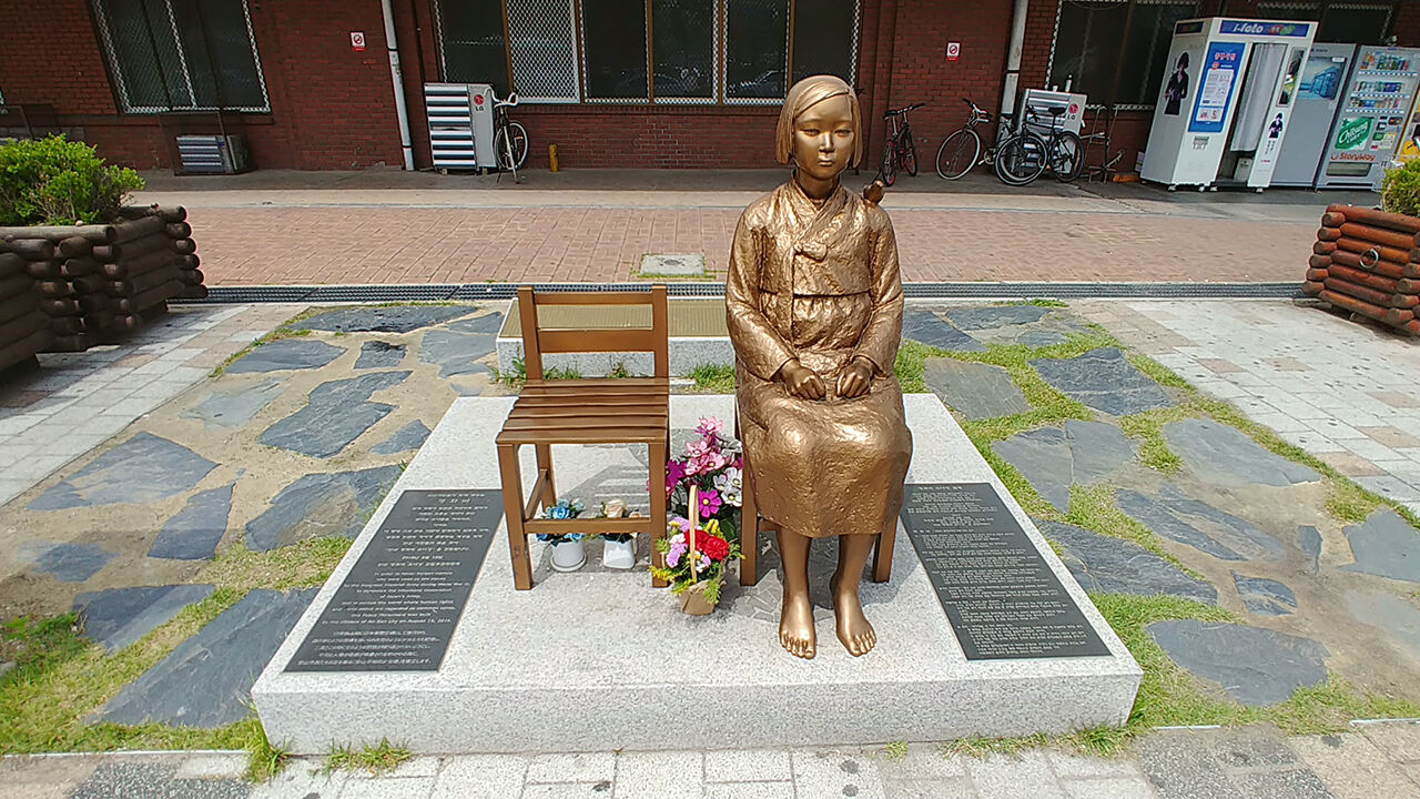 광복절 밤, 소녀상 얼굴 비닐 씌웠다…현장서 잡은 정체