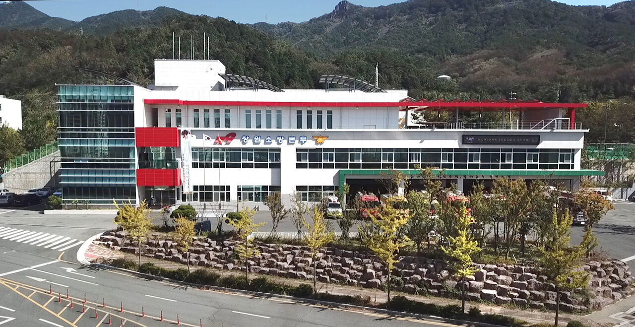 창원 트럭 전용 주차장 화재…트레일러 4대 불에 타