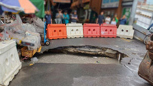 5톤 트럭 '푹', 횡단보도 '폭삭'…"어떻게 다니라고"