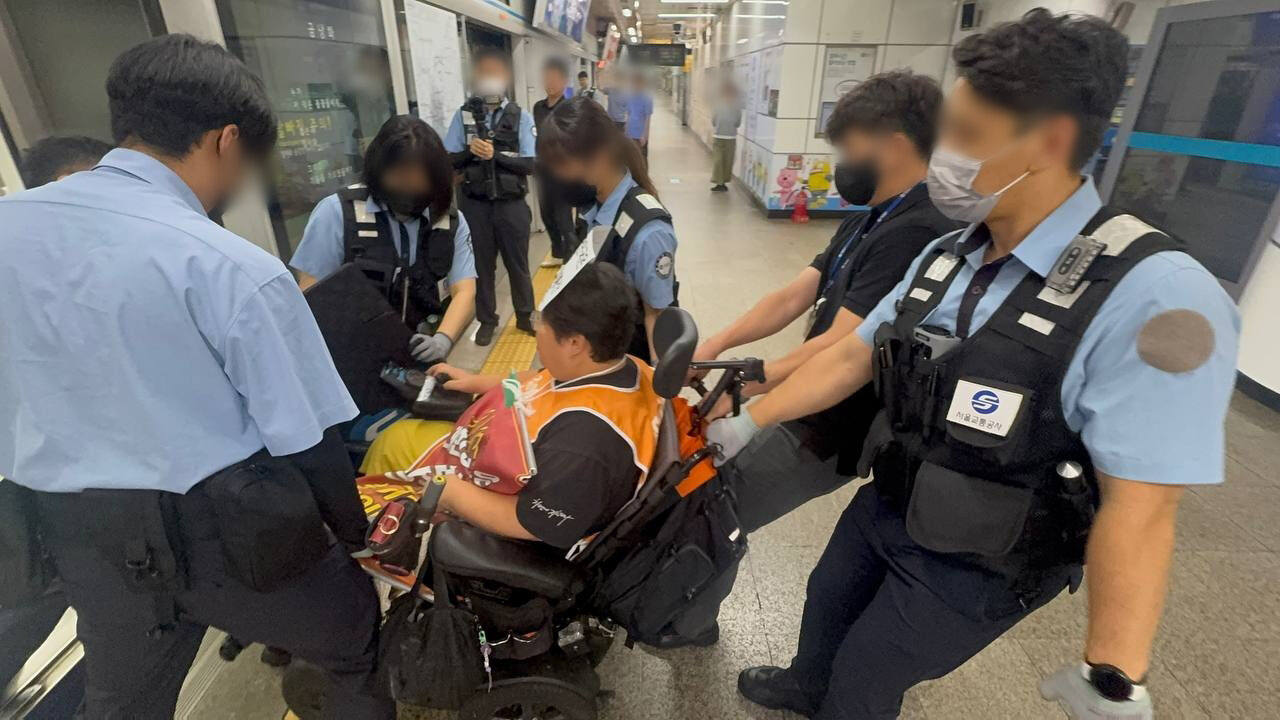 4호선 명동역 1시간 무정차 통과…전장연 강제 퇴거