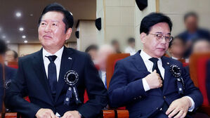 한마디 않던 정청래·송언석, 연단 오르자 추도사로 직격
