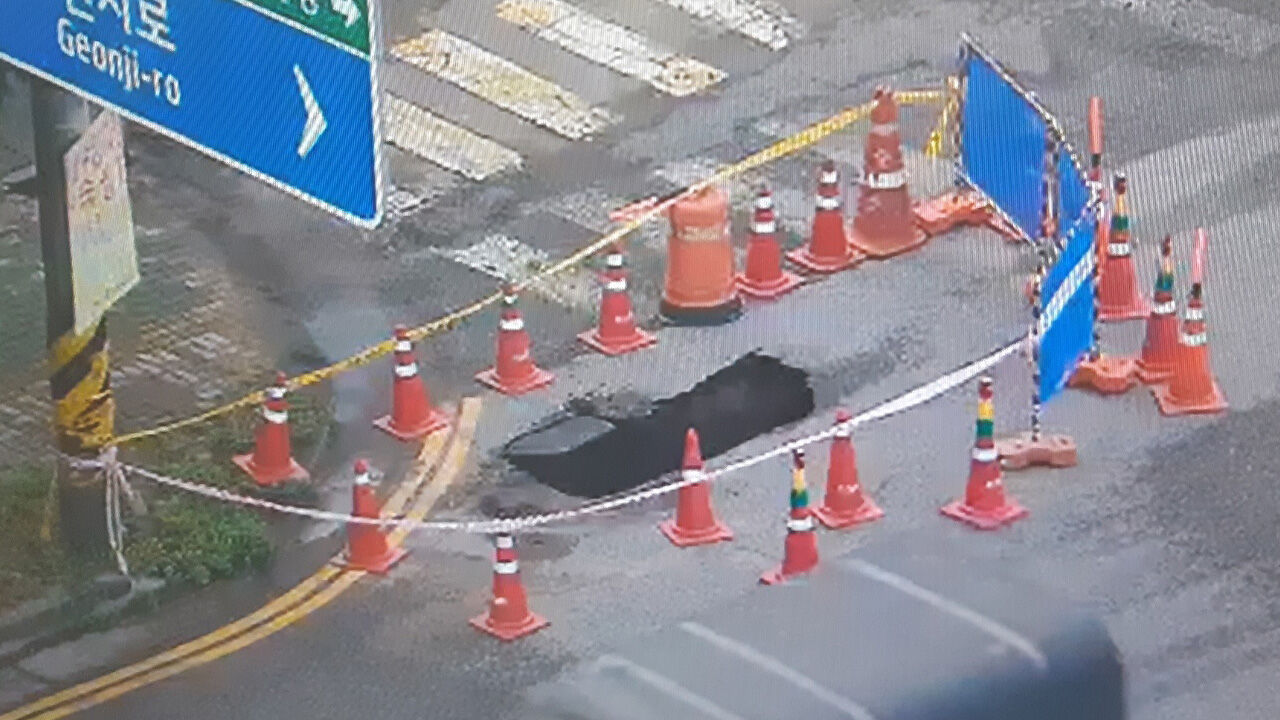 인천 석남동 도로서 땅꺼짐 발생…청소차 뒷바퀴 빠져