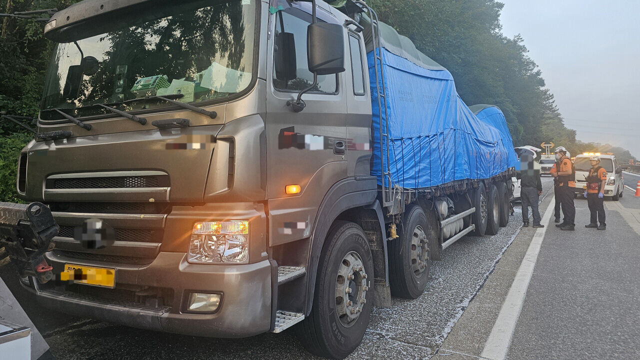 하동 남해고속도 쏟아진 플라스틱에 화물차-SUV 충돌…40대 숨져