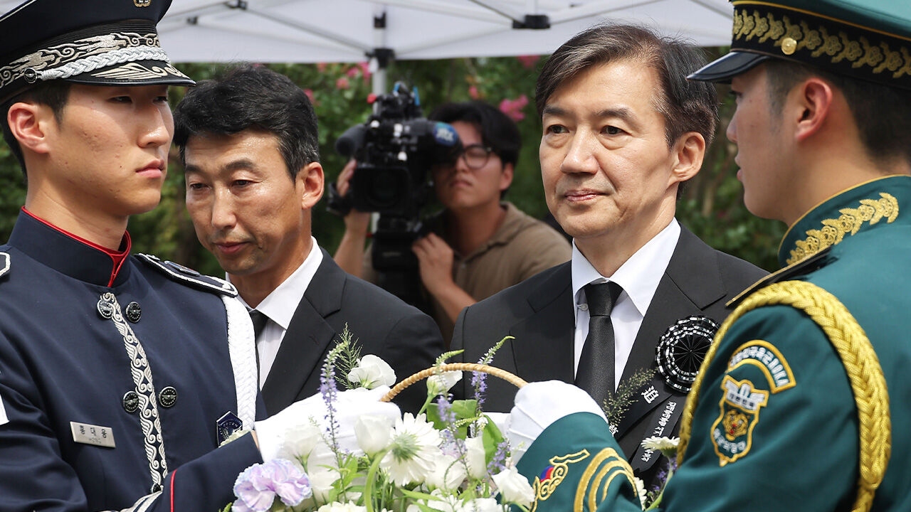 조국, 이르면 목요일 복당…곧 노무현 전 대통령 묘역 참배