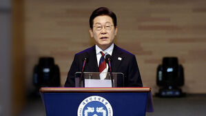 이 대통령 "위안부 합의 뒤집지 않아야…진심 어린 위로가 중요"