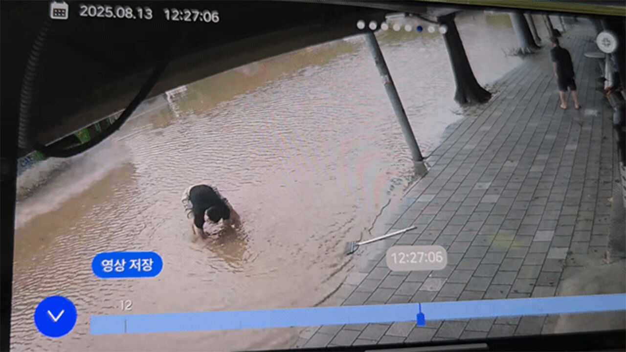 물난리에 등장한 고무장갑 의인…홀로 배수구 4곳 뚫어내