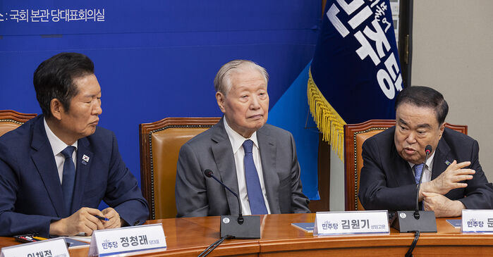 발언하는 문희상 전 국회의장 (지난 12일 민주당 상임고문단 초청 간담회, 왼쪽 정청래 대표)