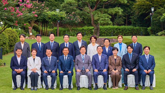 이재명 대통령이 20일 서울 한남동 관저에서 더불어민주당 정청래 대표, 김병기 원내대표 등 지도부와 만찬 전 기념 촬영을 하고 있다. <br /><br /><br /><br /><br /><br />(사진=대통령실 제공, 연합뉴스)