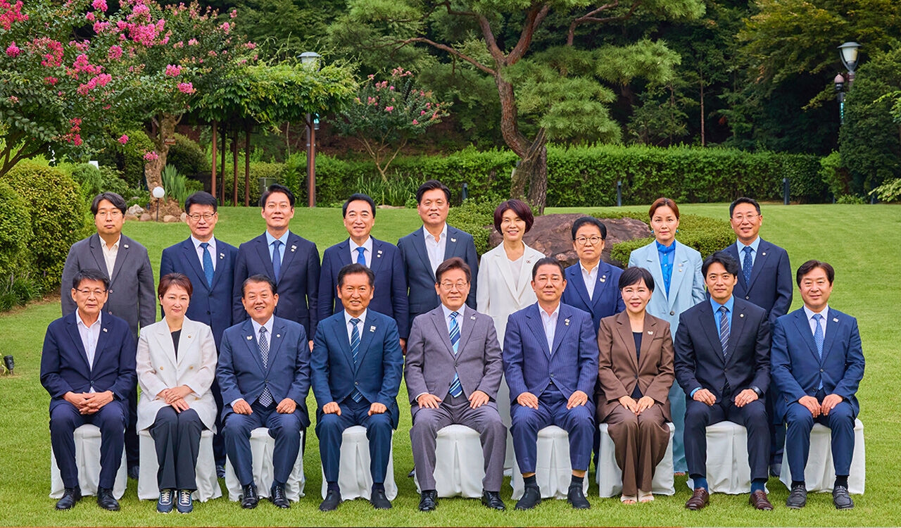 이재명 대통령이 20일 서울 한남동 관저에서 더불어민주당 정청래 대표, 김병기 원내대표 등 지도부와 만찬 전 기념 촬영을 하고 있다. 