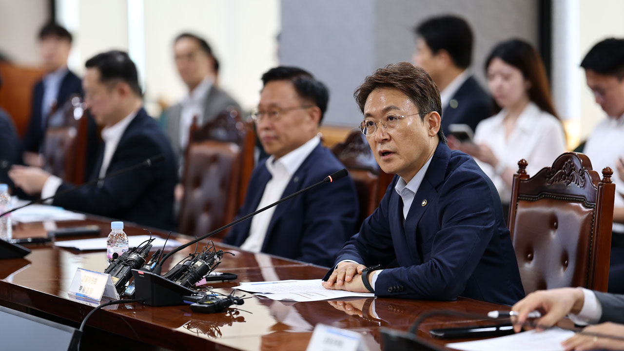 석화업계 작심 비판한 금융위 "보따리 먼저 내놓으라는 격"