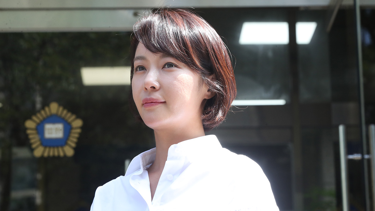 검찰, 회삿돈 43억여 원 횡령 혐의 황정음</font>에 징역 3년 구형